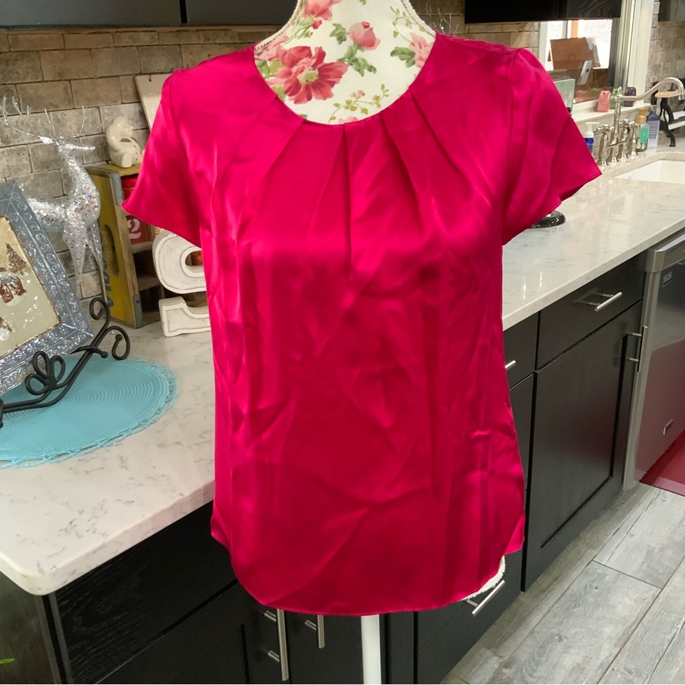 Talbots Petites Pink 100% Silk Blouse Top 
4 Petite Cap Sleeve 
Pleated Neckline